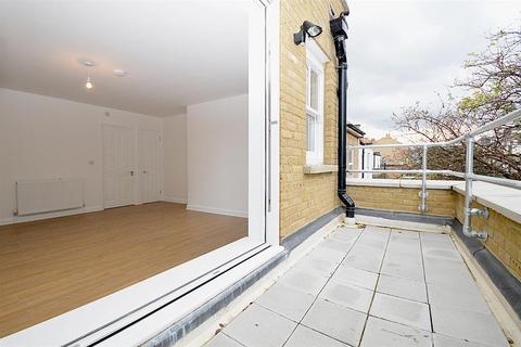 Studio to rent, Roman Road, London, E2