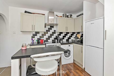 2 bedroom flat to rent, Waverley Road, St Albans, Hertfordshire