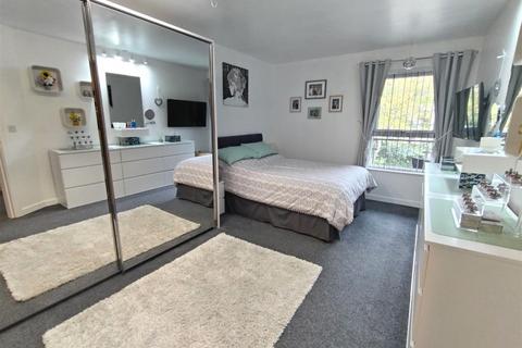 2 bedroom apartment for sale, Mariners Court, Lamberts Road, Marina, Swansea