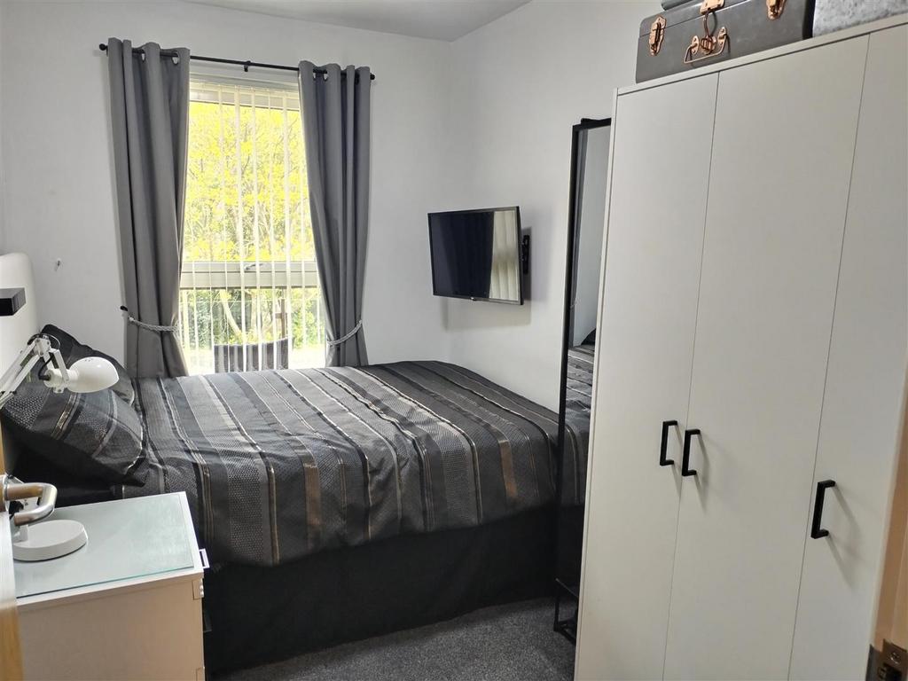 Bed 2.jpg