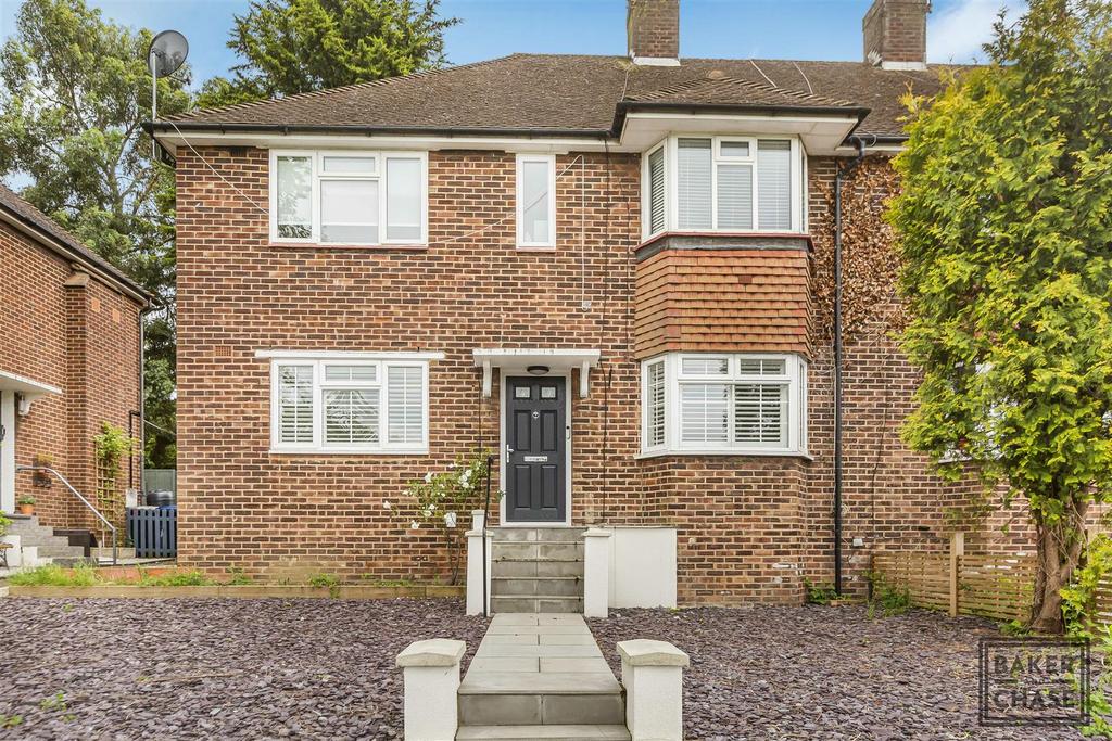 Castlewood Road, EN4 2 bed to rent £1,800 pcm (£415 pw)