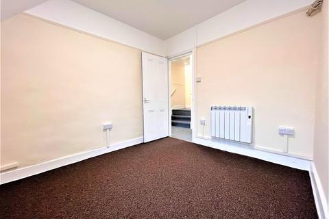 3 bedroom flat to rent, Eversley Road, Bexhill-On-Sea TN40