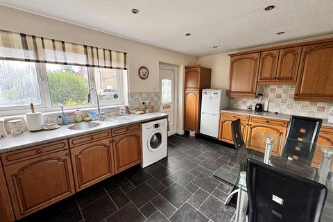 8 Bishops Way, Mirfield, WF14 0BJ