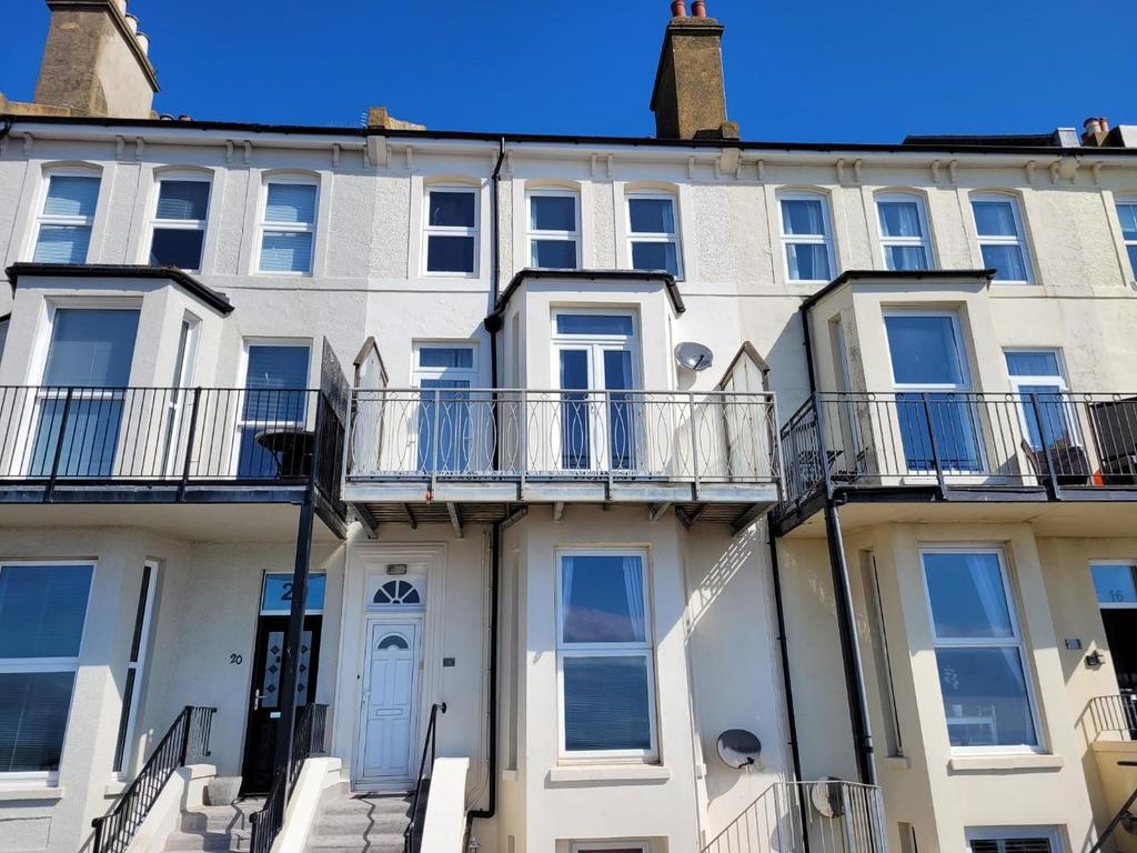 West Parade, Hythe 2 bed duplex £1,100 pcm (£254 pw)
