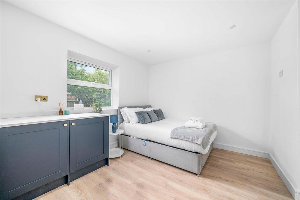 Weald Rise, Harrow Studio £1,100 pcm (£254 pw)
