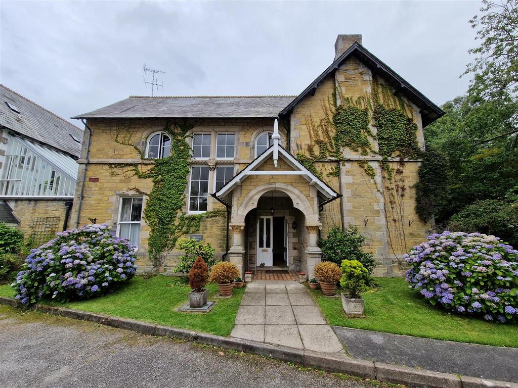 Barrack Lane, Truro 2 bed apartment to rent £1,100 pcm (£254 pw)