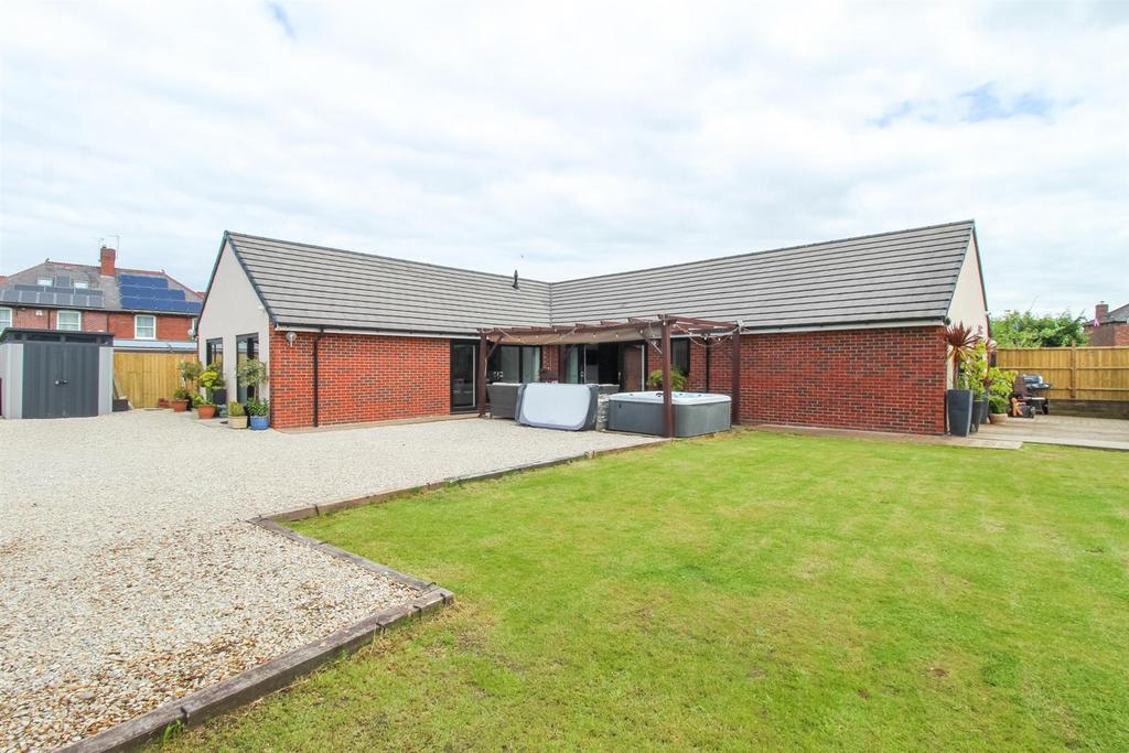 Park Lane, Pontefract WF8 5 bed detached house for sale £500,000