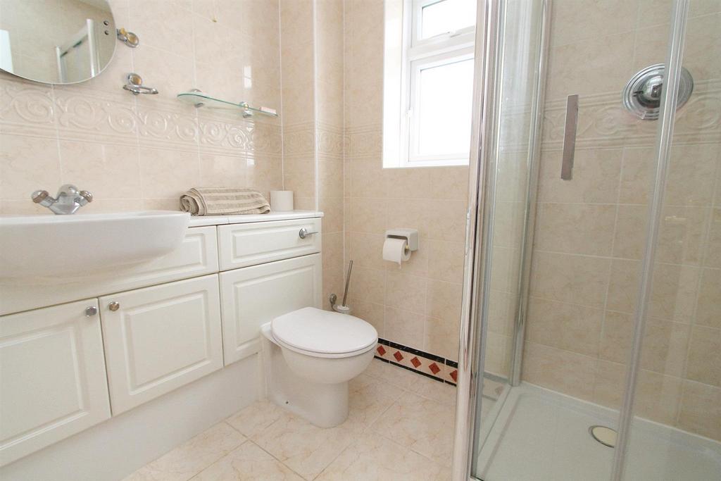 Bed 1 ensuite.jpg