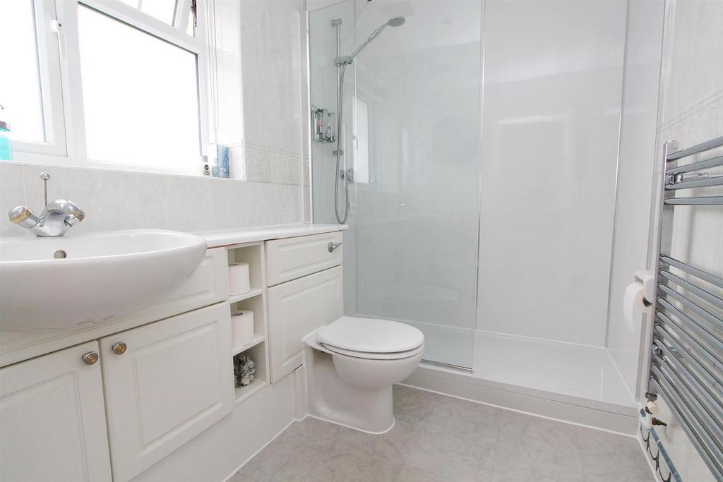 Bed 2 ensuite.jpg