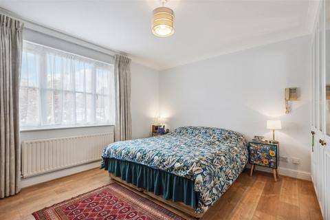 30 Fitzroy Crescent, London, W4 3EL
