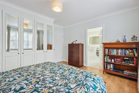30 Fitzroy Crescent, London, W4 3EL