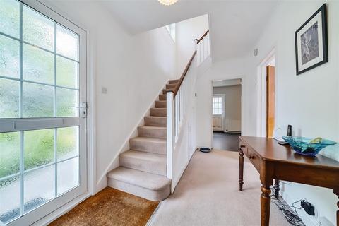 2 Blenheim Close, London, SW20 9BD