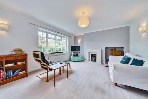 2 Blenheim Close, London, SW20 9BD