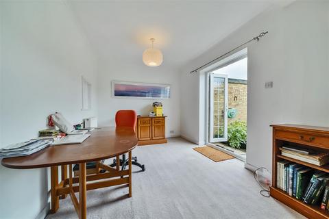2 Blenheim Close, London, SW20 9BD