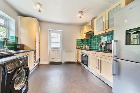 2 Blenheim Close, London, SW20 9BD