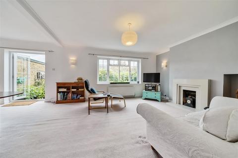 2 Blenheim Close, London, SW20 9BD