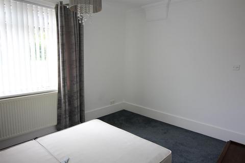 2 bedroom flat for sale, Grove Road, Leeds LS15