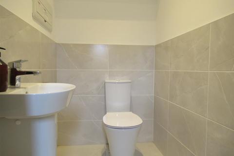 2 bedroom townhouse to rent, Ashbourne Avenue, Leeds LS15