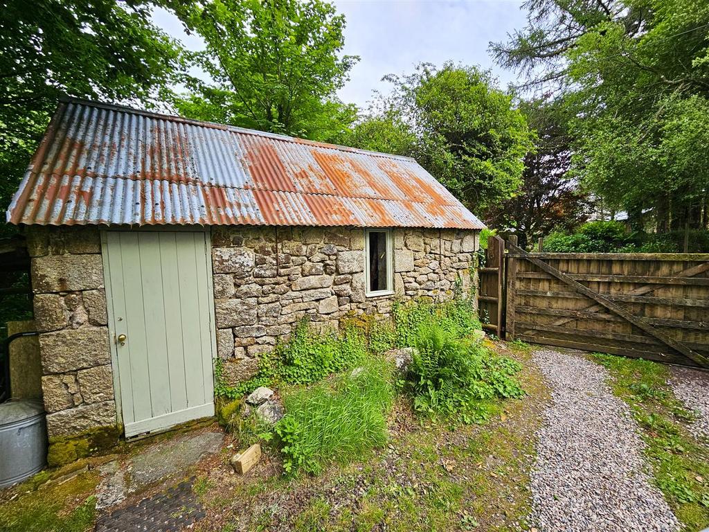 Granite barn, driveway.jpg