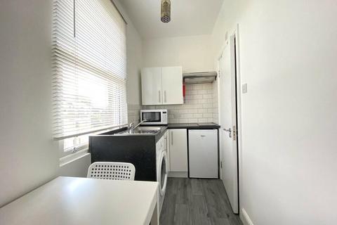 Studio to rent, Lancaster Road, Finsbury Park, London, N4