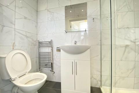 Studio to rent, Lancaster Road, Finsbury Park, London, N4