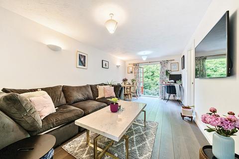 127 Selhurst Close, London, SW19 6AY