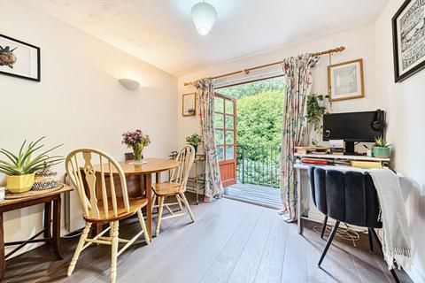 127 Selhurst Close, London, SW19 6AY