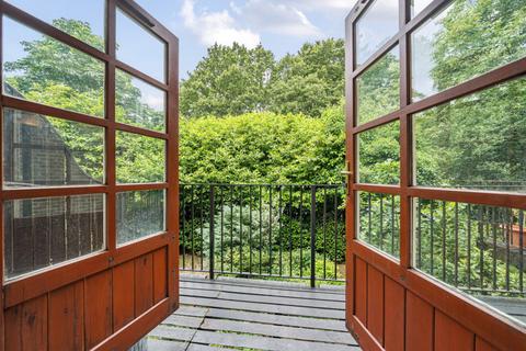 127 Selhurst Close, London, SW19 6AY