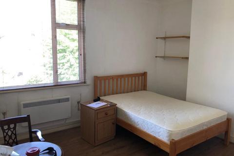 Studio to rent, Windsor Road, Ealing