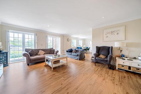 3 bedroom flat for sale, West Common Road, Hayes