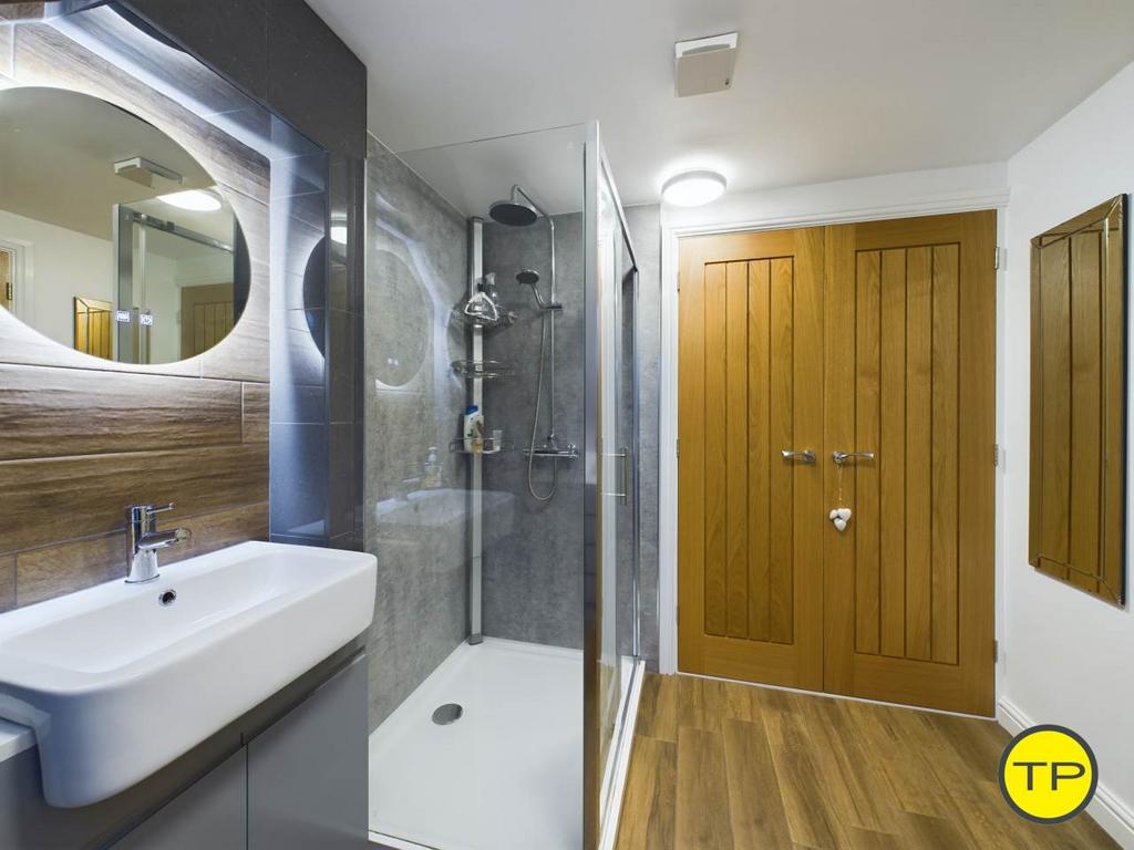 Ensuite to bedroom t
