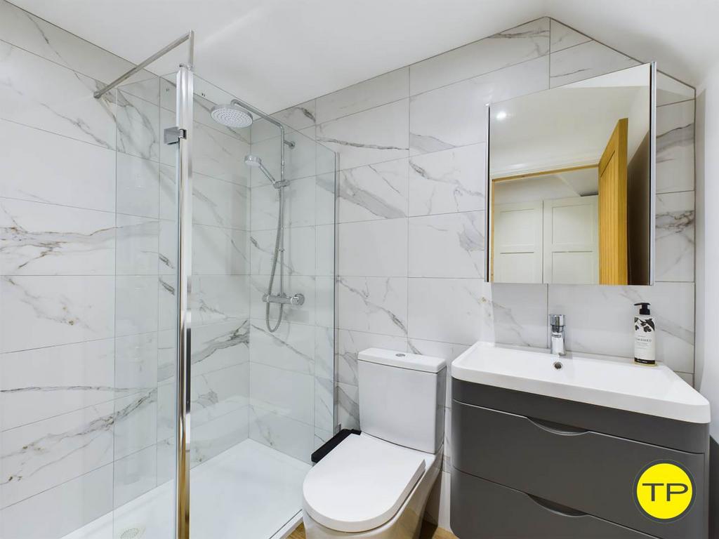 Ensuite to main bedr