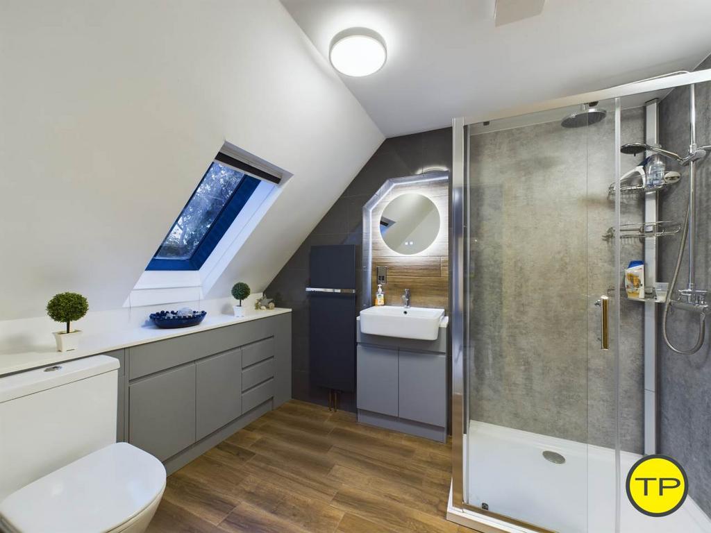Ensuite to bedroom t