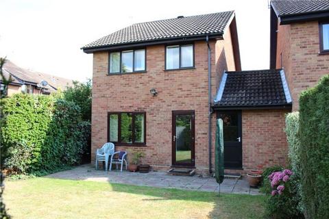 3 bedroom detached house to rent, Newsham Road, Woking GU21