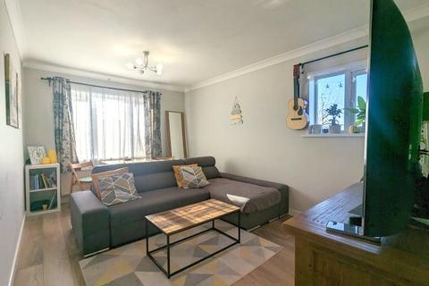 1 bedroom flat for sale, Nene Gardens, Hanworth, Feltham, TW13
