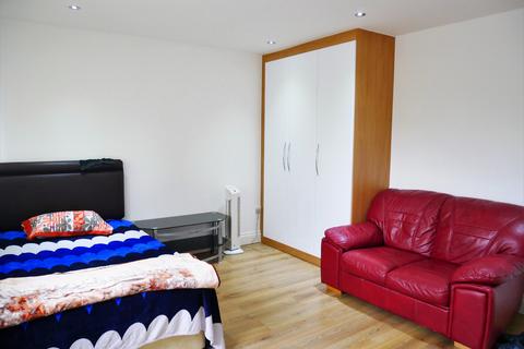 1 bedroom bedsit to rent, Boston Road, London W7