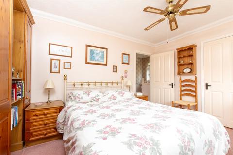 42 Cricketers Drive, Meopham, Gravesend, DA13 0AX