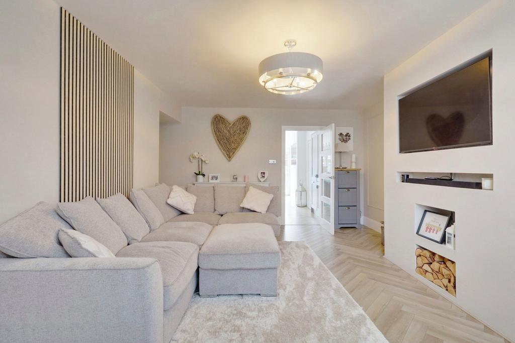 St. Clements Close, Benfleet, SS7 3 bed terraced house for sale £325,000
