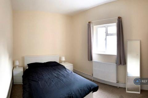 4 bedroom apartment to rent, Stoke Newington High Street, London N16