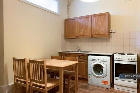 4 bedroom apartment to rent, Stoke Newington High Street, London N16