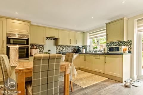 4 bedroom detached house for sale, Oak Tree Gardens, Colchester