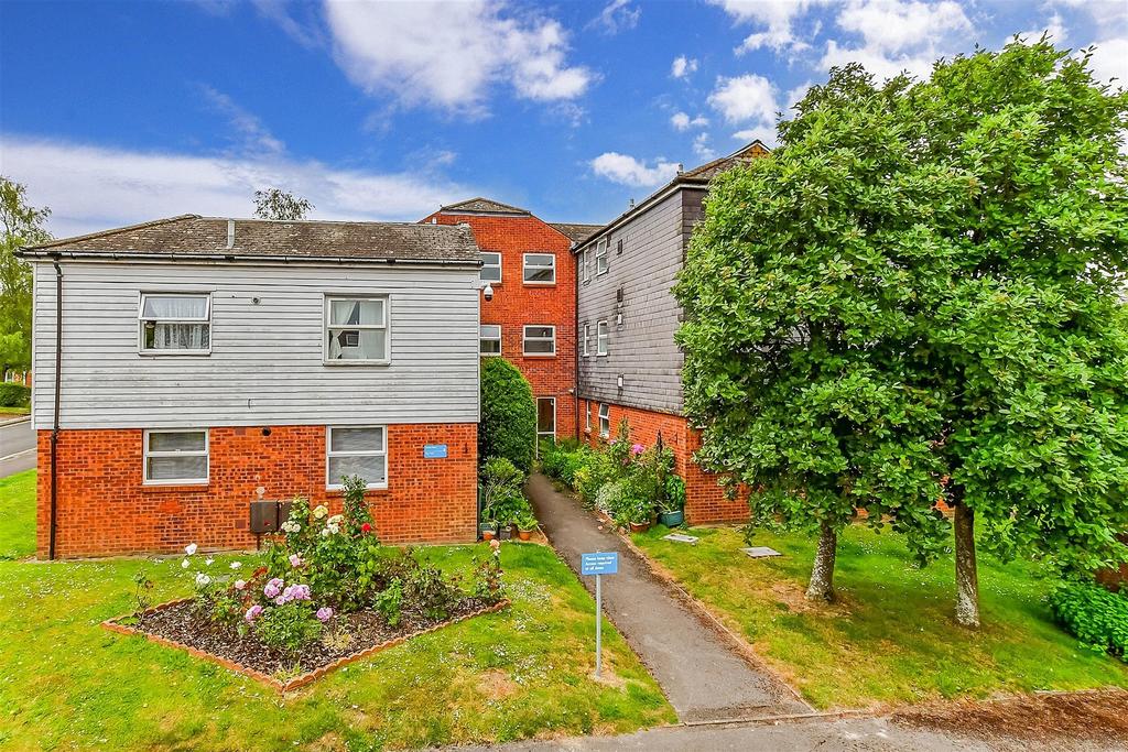Caxton Close, Tenterden, Kent 2 bed flat for sale £220,000