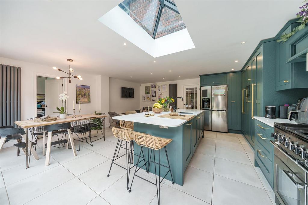 Green Lane, Yateley GU46 4 bed detached house for sale £899,950