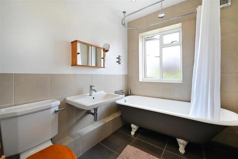121 Effra Road, London, SW19 8PU