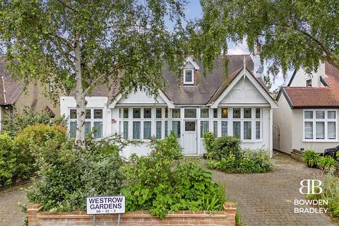 4 bedroom detached house for sale, Westrow Gardens, Ilford