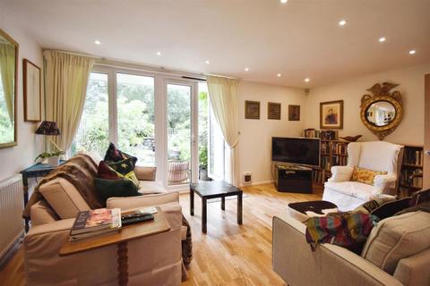 3 bedroom terraced house for sale, Augustus Close, Brentford