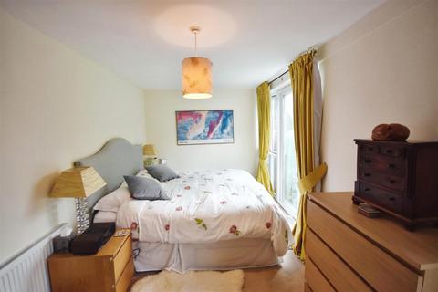 3 bedroom terraced house for sale, Augustus Close, Brentford