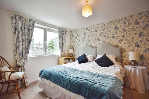 4 Augustus Close, Brentford, TW8 8QE