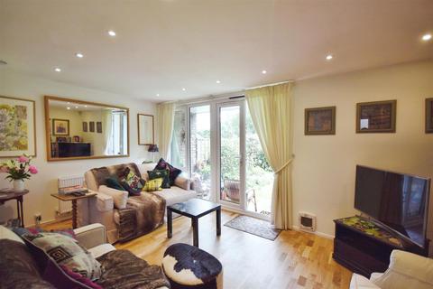 4 Augustus Close, Brentford, TW8 8QE