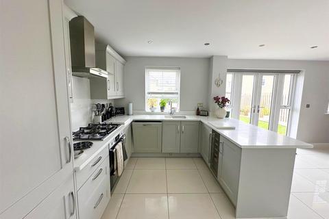 4 bedroom detached house for sale, Lampkin Chase, Silsden,